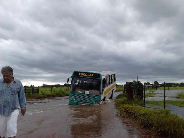 Ap&oacute;s &quot;tornado&quot;, chuva hist&oacute;rica alaga casas e causa mais estragos