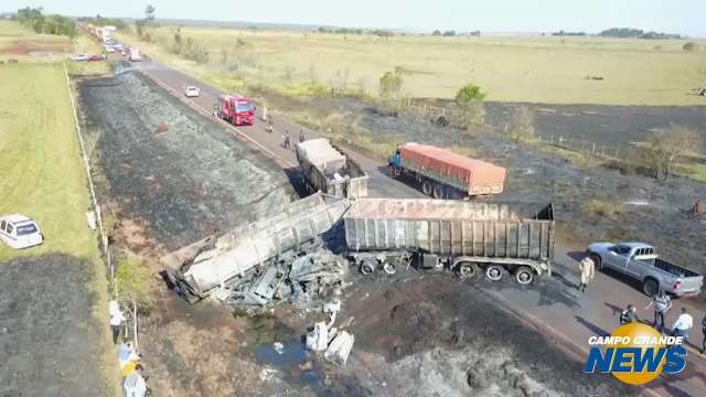 Acidente com 2 mortes formou fila de caminh&otilde;es e deixou estrago em rodovia