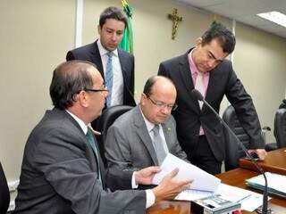 Deputados Gerson Claro (PP), João Henrique Catan (PR), José Carlos Barbosa (DEM) e Marçal Filho (PSDB), durante reunião da CCJR (Foto: Luciana Nassar/ALMS)