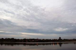 O dia amanheceu nublado em Campo Grande (Foto: Marcos Ermínio)