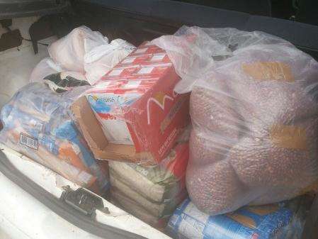 Moradores arrecadam roupas e alimentos para fam&iacute;lias do Vespasiano Martins