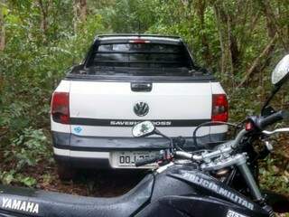 Carro do empresário foi encontrado escondido em uma mata. (Foto: Divulgação/ PM)