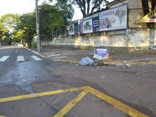 Com o impacto da batida, o táxi foi arremessado contra o muro da Secretaria Municipal de Saúde. (Foto: Simão Nogueira)