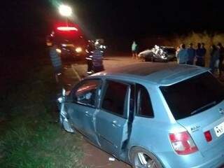 Mulher morre e 8 pessoas ficam feridas em colisão entre carros na MS-376 Mulher morre e 8 pessoas ficam feridas em colisão entre carros na MS-376