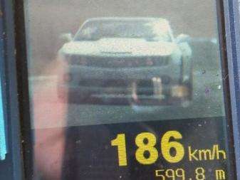 Pol&iacute;cia flagra Camaro apressado em feriad&atilde;o com 1,4 mil multas