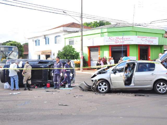  Pajero da Bol&iacute;via invade preferencial, colide em Peugeot e tomba