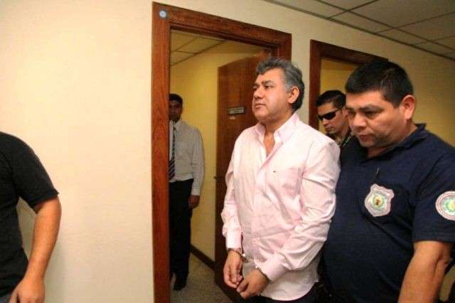 Pol&iacute;cia acha dinamite e transfere acusado de tramar morte de Rafaat