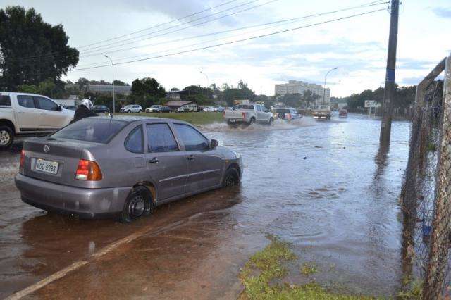 Em meio a chuva e alagamento, rotat&oacute;ria tem congestionamento