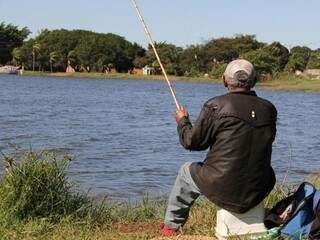Morador pescando na lagoa Itatiaia em Campo Grande.  (Foto: Arquivo)