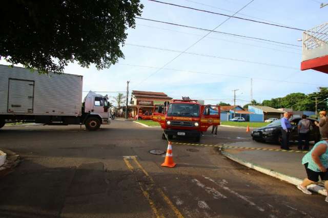 Ap&oacute;s bater em caminh&atilde;o, carro capota e acidente interdita tr&acirc;nsito