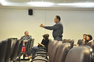 Carlão discutindo na Câmara; assessora da UFMS ficou sentada (Foto: João Garrigó)