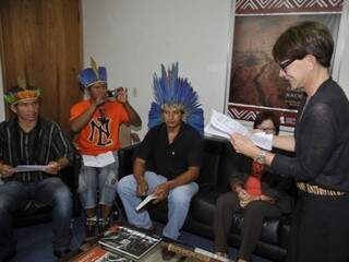 Representantes dos índios entregam documento que reforça resistência e relata situação vivida pela comunidade (Foto: Agência Brasil)