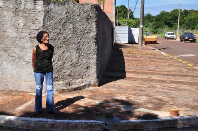  Idosa coloca pregos na cal&ccedil;ada para evitar a entrada de carros