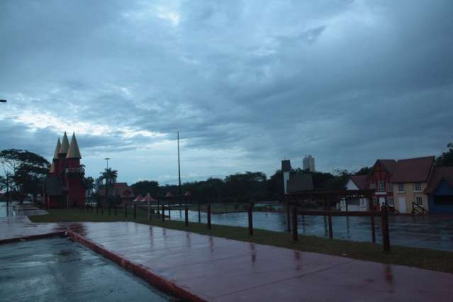Campo Grande amanhece com chuva e trovoadas nesta ter&ccedil;a-feira 