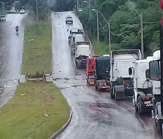 Caminhoneiros protestam contra libera&ccedil;&atilde;o de bitrem no Paraguai