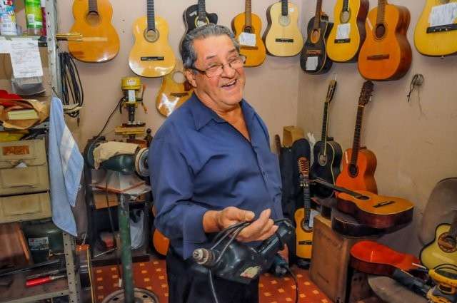 Com 50 anos de história, Acir é o luthier mais antigo e sorridente do ...
