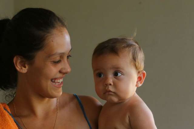 PM &eacute; homenageado por salvar beb&ecirc; que engasgou com volante de brinquedo