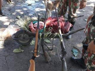 Carne e armas foram apreendidas com caçador em fazenda no Pantanal (Foto: Divulgação/PMA)