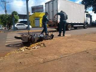 Policiais no cruzamento onde motociclista foi atropelada por caminhão (Foto: Adilson Domingos)
