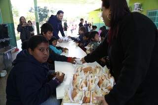 Ação Solidária recebe até 500 pessoas por dias entre suas atividades na Cidade de Deus (Foto: Fernando Antunes)