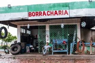 Borracharia ao lado de posto desativado perto de Rio Verde (Foto: Henrique Kawaminami)