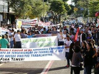 Líderes do protesto estimam adesão de dez mil pessoas; PM fala em cinco mil (Foto: Hélio de Freitas)