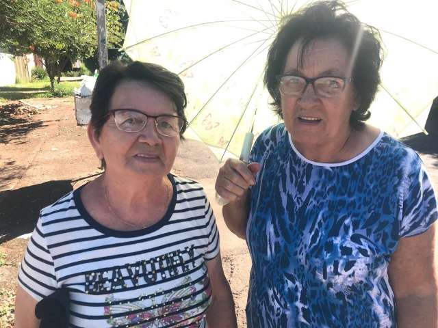 Faltam postes e sobram l&acirc;mpadas queimadas na Vila Carlota