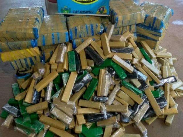 Dupla escapa da pol&iacute;cia e abandona ve&iacute;culo com 883 quilos de maconha 