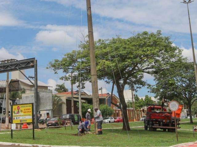 Prefeitura testa ilumina&ccedil;&atilde;o de Natal para instalar decora&ccedil;&atilde;o nesta semana 