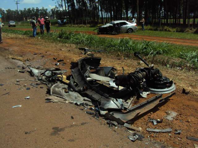  Mulher morre em colis&atilde;o entre carro de passeio e caminh&atilde;o na BR-163