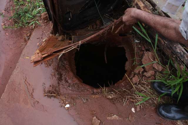 &quot;Fora do mapa&quot;, ruas s&atilde;o tomadas por eros&atilde;o e crateras desafiam moradores