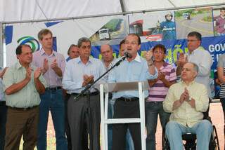 Presidente da Sanesul, José Carlos Barbosa, fala em inauguração de estação de tratamento e reservatórios, observado pelo governador André Puccinelli. (foto: Divulgação)