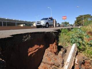 Erosões mal sinalizadas ameaçam os motoristas que passam diariamente pela via. (Foto: Alcides Neto) 
