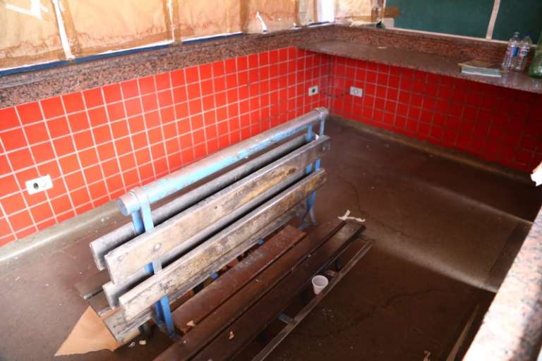 Guarita desativada virou depósito de lixo no terminal Morenão. Banheiros também estão imundos, com vaso sanitário sem tampa e paredes pichadas.