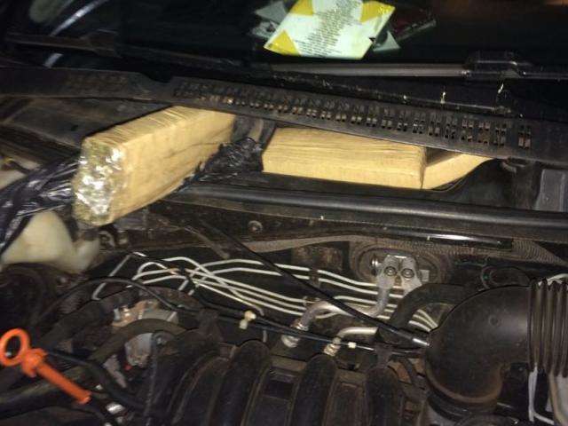 Ve&iacute;culo &eacute; apreendido com 24 kg de maconha escondidos at&eacute; no painel