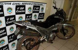 A motocicleta Honda Facon pode ter sido usada em um assalto ontem (Foto: Maikon Leal)

