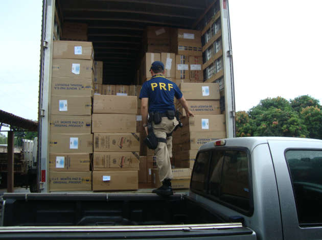  PRF apreende 44.850 mil pacotes de cigarros na BR 163 em Navira&iacute;