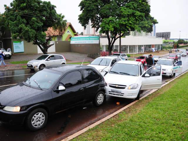  Acidente com quatro ve&iacute;culos tumultua tr&acirc;nsito na Afonso Pena
