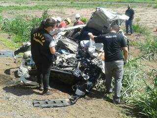 Peritos observam o veículo Cruze após acidente que matou os quatros ocupantes (Foto: Divulgação/Sidney Assis)