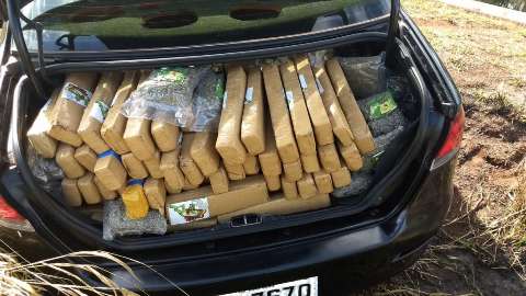 DOF encontra veículo abandonado com 350 quilos de maconha