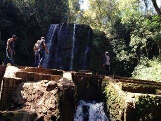 Familiares e amigos de irmãos desaparecidos fizeram buscas em cachoeira (Foto: Direto das Ruas)