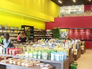 Nova loja Grão e Grão Empório Orgânico fica em galeria no cruzamento da Via Park com a Mato Grosso. 