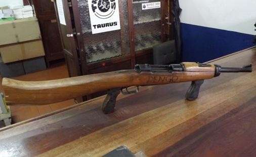 PM apreende fuzil depois de fechar boca de fumo em Dourados