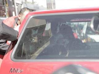 O cachorro ficou &quot;nervoso&quot; ao ver a movimentação dos bombeiros envolta do veículo. (Foto: João Paulo Gonçalves) 