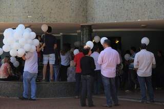 Balões brancos fizeram parte de velório e foram soltos ao ar após salva de palmas (Foto: Marcos Ermínio)