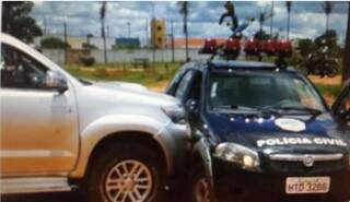 Durante fuga, bandidos colidiram com viatura da Polícia Civil. (Foto: 94 FM Dourados)