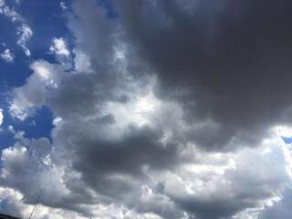 Nuvens carregadas na tarde desta quarta-feira no Jardim dos Estados em Campo Grande (Foto: Guilherme Henri)