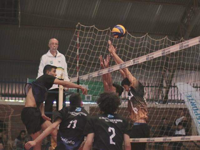 Torneio de v&ocirc;lei re&uacute;ne times de 27 munic&iacute;pios em Aquidauana e Anast&aacute;cio