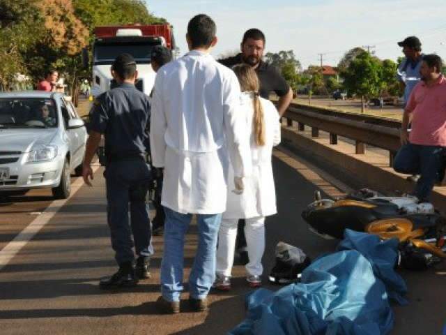  Motociclista morre ap&oacute;s ser atropelado por carreta bi-trem em Nova Alvorada