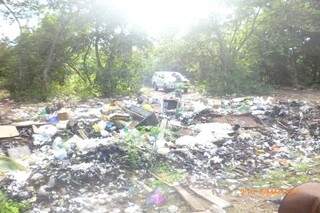 Em Aquidauana, Ibama encontrou lixo jogado próximo a área de preservação. (Foto: Divulgação/Ibama)